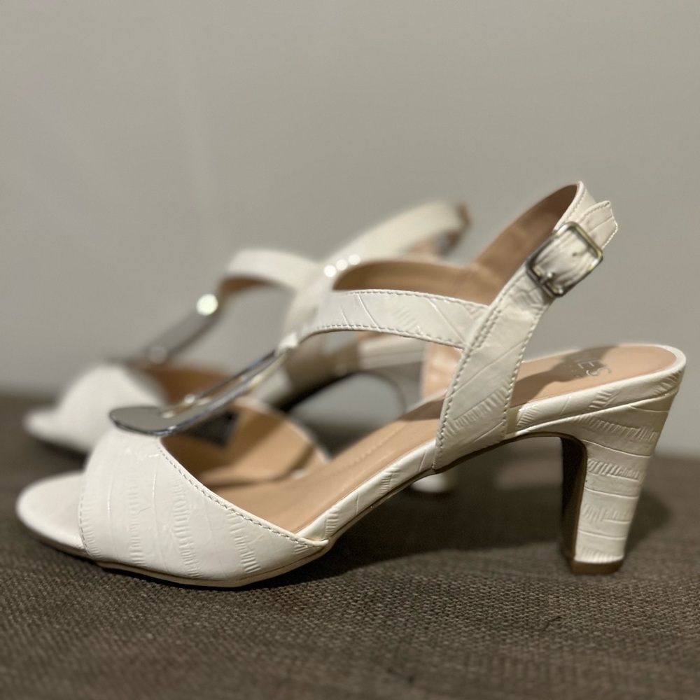 Jones New York Elegant White Sandals with Silver Accent - Picture 5 of 14